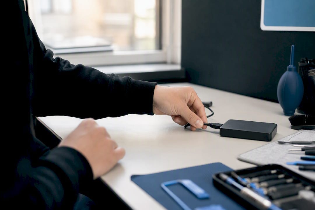 Hand som drar ur strömkabeln från hårddisken
